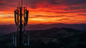 Malersiche Landschaft mit einem Verizon-Turm bei Sonnenuntergang.