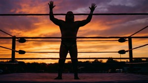Silhuett av Freddie Blassie mot en dramatisk solnedgangshimmel.