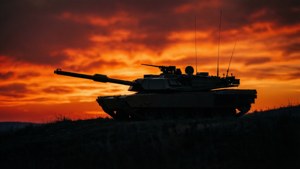 Silhouette eines Leopard 2 vor einem feurigen Sonnenuntergang auf einem Hügel, episch minimalistisch.