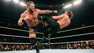 Imagem de ação dinâmica de Johnny Gargano executando um superkick