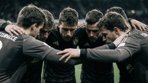 Tim eFootball dalam huddle serius, gaya dokumenter hitam putih.