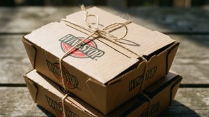 Wingstop takeout-bokse stablet i varmt sollys, hyggelig tapet