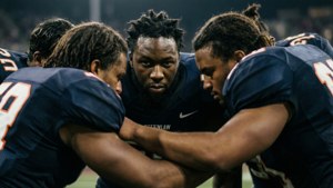 Dre Greenlaw dalam huddle dengan rekan satu tim.