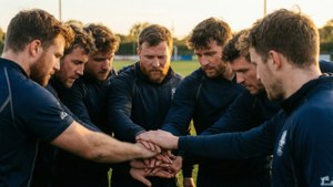 Tom Latham em uma reunião pré-jogo com colegas de equipe.