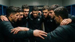 Maximiliano Moralez bersama rekan satu tim dalam kumpul sebelum pertandingan