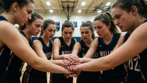 Tim basket Wildcats berkumpul dalam huddle sebelum pertandingan.