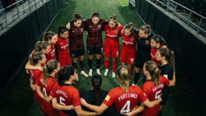 Hög vinkelbild av Thorns-spelare som samlas inför en match, laganda.