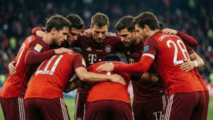 Jogadores de camisas vermelhas se reunindo com determinação antes de um jogo
