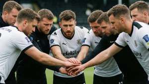 Kamil Jozwiak in einer Team-Umarmung mit Derby County