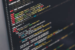 Nahaufnahme von farbenfrohem Programmiercode auf einem Computerbildschirm.