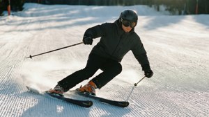 Klassische Telemark-Schwünge im hellen Wintersonnenlicht eingefangen.