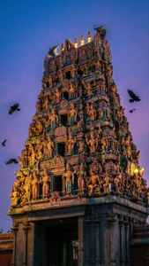 Uma vista dramática do crepúsculo da torre do templo Kapaleeswarar em Chennai.