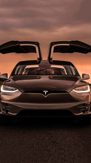 Tesla negro con puertas abiertas al atardecer en carretera asfaltada — Imágenes del Tesla Model 3 Imágenes
