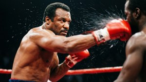 Apollo Creed kastar en kraftfull högerkrok i aktion.