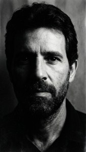Um retrato artístico em preto e branco destacando as características de Nogueira.