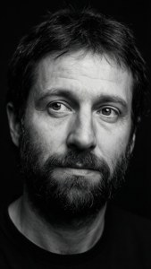 Dramatisch zwart-wit portret van Sergey Brin met nadenkende uitdrukking.