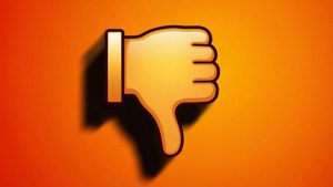 Un'emoji piatta del pollice verso con un'ombra lunga e drammatica su uno sfondo sfumato arancione.