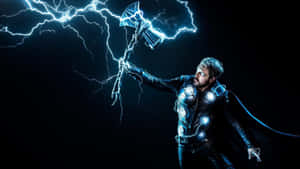 Thor segurando seu martelo brilhante cercado por relâmpagos elétricos. — Relâmpagos frios Papéis de Parede