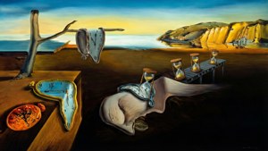 Papel de parede surrealista de uma esteira transportadora carregando relógios e ampulhetas através de um vazio onírico.