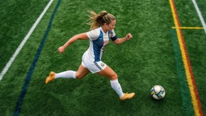 Vue à vol d'oiseau de Lindsey Horan courant avec le ballon