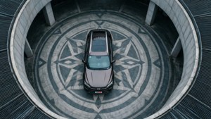 Fugleperspektiv af Changan CS75 i en cirkulær indkørsel.