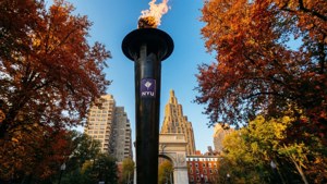 NYU fakkel skulptur i Washington Square Park under efteråret wallpaper