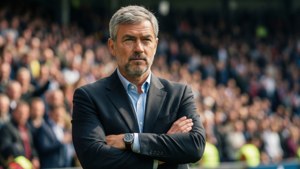 Mourinho berdiri di pinggir lapangan dengan tangan bersilang, mengamati pertandingan dengan saksama.