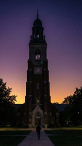 Dramatische Silhouette des Misericordia-Glockenturms vor dem Abendhimmel
