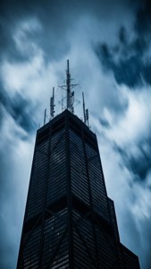 Lav vinkel af Willis Tower, der gennemborer himlen