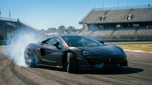 McLaren 570GT drifter på et racerløb