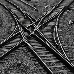 Pemandangan abstrak minimalis dari rel kereta api yang saling terkait.
