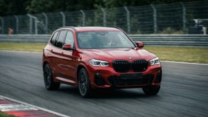 BMW X3 rossa in corsa sul circuito
