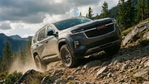 GMC Acadia AT4 menaklukkan jalur gunung berbatu