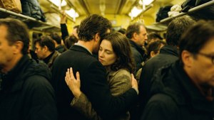 Fond d'écran intime du couple Dhadak s'embrassant dans le train