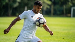Rodri mengontrol bola dengan dadanya selama sesi latihan yang cerah.