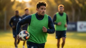 Sebastian Blanco tijdens een trainingssessie, golden hour-verlichting, dynamische hardloophouding.