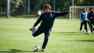 Ferenc Puskás under en træningssession, hvor han øver frispark.
