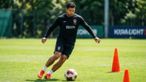 Chucky Lozano øver på driblinger under en treningsøkt.