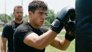 Brandon Royval si allena con i focus mitts sotto la luce del giorno.