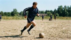 Uma foto espontânea de Sandor Kocsis durante uma sessão de treino, mostrando sua dedicação e habilidade.
