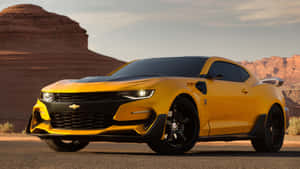 Gul Chevrolet Camaro sportbil parkerad på ökenväg med röda klippformationer vid solnedgång. — Transformers Humla bilder Bakgrundsbilder