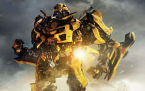 En gul och svart robot med glödande ögon står på en stormig himmel och avger starkt ljus från bröstet. — Transformers Humla bilder Bakgrundsbilder