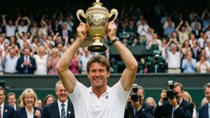 Edberg soulevant le trophée de Wimbledon
