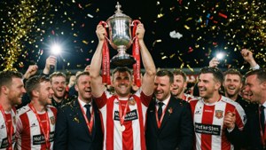 St Mirren kaptajnen løfter et trofæ i ekstatisk fejring.