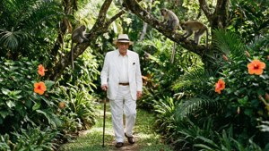Jan Frank che si gode una passeggiata tranquilla attraverso un giardino tropicale