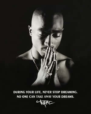 Retrato de Tupac Shakur com mãos perto da boca e citação motivacional abaixo. — Tupac Papéis de Parede