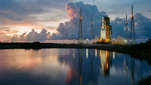 Roket Artemis II saat senja di landasan wallpaper