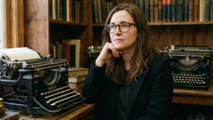 Erin Karpluk viihtyisässä vintage-kirjoituskoneliikkeessä kirjallisella viehätyksellä