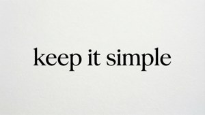 Motiverende typografie-achtergrond met de zin 'keep it simple'.