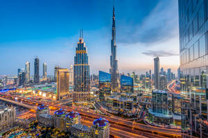 Dubais skyline i skymningen med Burj Khalifa och glödande stadsljus. — Egypten Pyramiderna Bilder